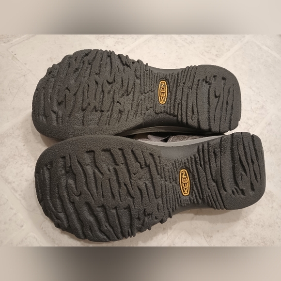 *LIKE NEW* Keen sandals - Picture 3 of 3